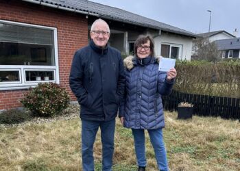 Handelschef Per Martensen og den heldige vinder Susanne Brix Kjelgaard, som her på årets sidste dag fik sit gavekort fra HHE.