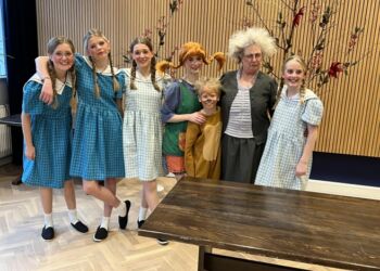 Med Pippi Langstrømpe bag scenen på det ærværdige Vendelbohus. Foto: Hanne Skipper.