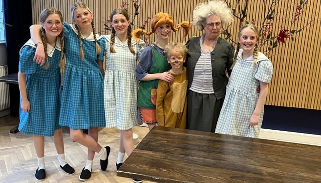 Med Pippi Langstrømpe bag scenen på det ærværdige Vendelbohus. Foto: Hanne Skipper.