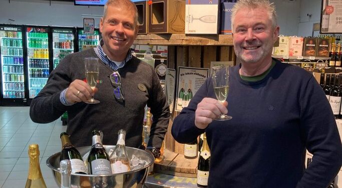 René og Claus takker for den store interesse for fredagens snak og smagen af gode nytårsbobler hos Spar. Foto: Privat.