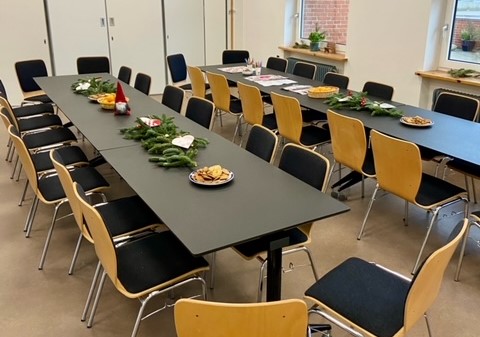 Bosætningsmedarbejder Charlotte Møller-Olesen fra Jobcentret i Hjørring havde forleden dækket flot op i Sømandskirken.