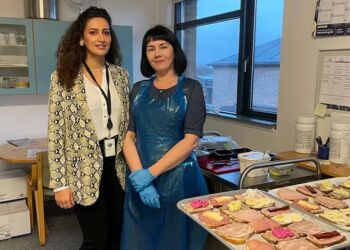 Ukrainske Svitlana Rumiantseva (t.h.) har fået fast job i ét år hos Ældrecentret Vellingshøj i Hjørring. På billedet står hun sammen med Business Hjørrings integrationskonsulent Dalia Sørensen (t.v). Foto: Business Hjørring.