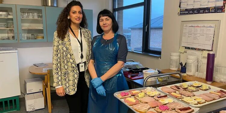 Ukrainske Svitlana Rumiantseva (t.h.) har fået fast job i ét år hos Ældrecentret Vellingshøj i Hjørring. På billedet står hun sammen med Business Hjørrings integrationskonsulent Dalia Sørensen (t.v). Foto: Business Hjørring.