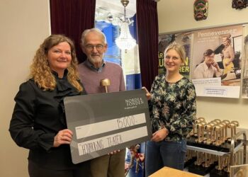 Betina D. Jensen og de glade modtagere hos Hjørring Tetaer.