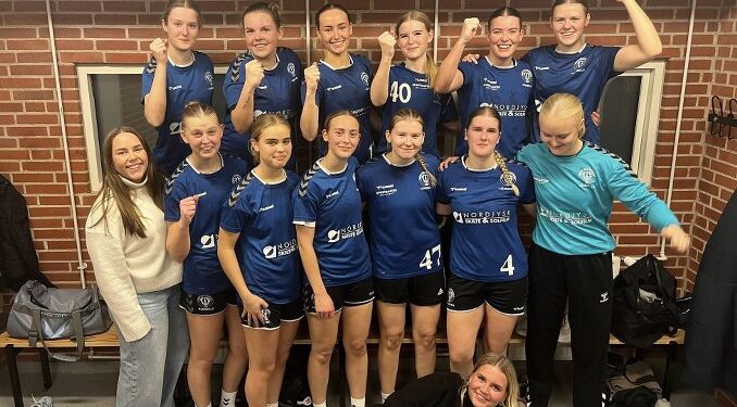 U19 pigerne jubler over oprykningen til 1. Division. Foto: TIF Håndbold.