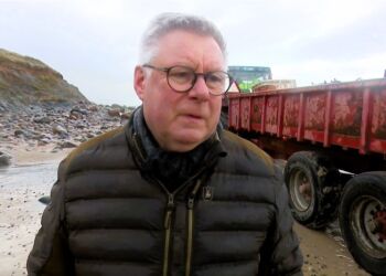 Borgmester Søren Smalbro på Husmoderstranden ved Hirtshals. Foto: TV2 Nord.