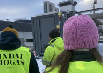 Fra den fysiske rundvisning på Sindal Biogas, her opgraderingsanlægget, hvor biogassen renses til naturgasnettet. Interessen var så stor, at besøget tog længere tid end planlagt. Privatfoto