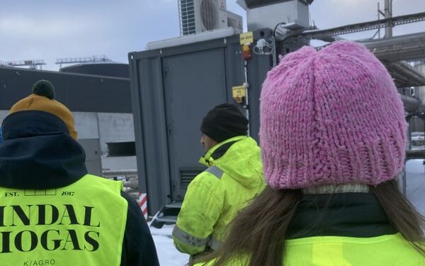 Fra den fysiske rundvisning på Sindal Biogas, her opgraderingsanlægget, hvor biogassen renses til naturgasnettet. Interessen var så stor, at besøget tog længere tid end planlagt. Privatfoto