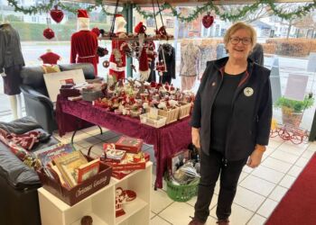 Leder af Dansk Folkehjælp Hjørring, Jette Vindenkjær, i butikken Bispensgade, hvor der stadig er masser af julevarer. Foto: Palle W. Nielsen