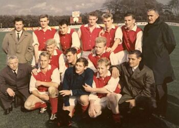 Billedet fra bogen er fra 1966 og viser HI´s Jyllandsseriehold i fodbold med Eigil Nielsen i midten bagest.