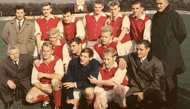 Billedet fra bogen er fra 1966 og viser HI´s Jyllandsseriehold i fodbold med Eigil Nielsen i midten bagest.