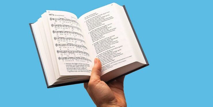 Højskolesangbogen bruges flittigt på de seks FOF Højskoler. Pressefoto