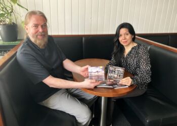 Klerly og Åge Vinther sender i næste uge årets bog ud med posten i 27.000 eksemplarer. Du kan også hente den på Restaurant Tannishus. Foto: Palle W. Nielsen