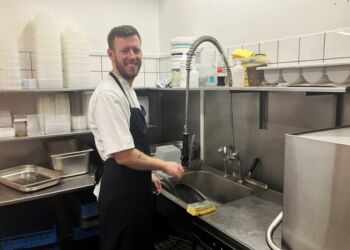 Mandag tog Simon en tørn i opvasken på Restaurant Svanelunden i Hjørring. Foto: Palle W. Nielsen