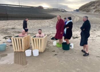 Iskoldt bad på Husmoderstranden. Foto (arkiv): Surf & Natur.