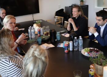 På billedet ses fra venstre Vivi Nørgård (administrationschef i Blæksprutten), ældreminister Mette Kierkgaard, Mette Vestergaard (koordinator i Blæksprutten), Mia Kamara (afdelingsleder i Blæksprutten), Vibeke Haaning (direktør i Blæksprutten) og folketingsmedlem Mohammad Rona (Moderaterne). Foto: DUOS.