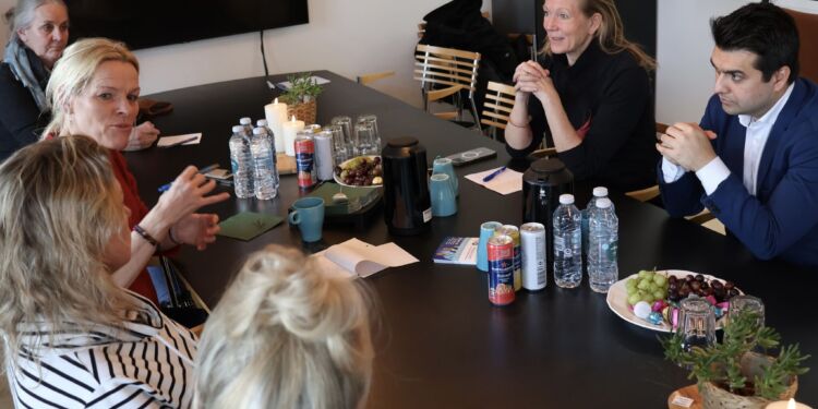 På billedet ses fra venstre Vivi Nørgård (administrationschef i Blæksprutten), ældreminister Mette Kierkgaard, Mette Vestergaard (koordinator i Blæksprutten), Mia Kamara (afdelingsleder i Blæksprutten), Vibeke Haaning (direktør i Blæksprutten) og folketingsmedlem Mohammad Rona (Moderaterne). Foto: DUOS.