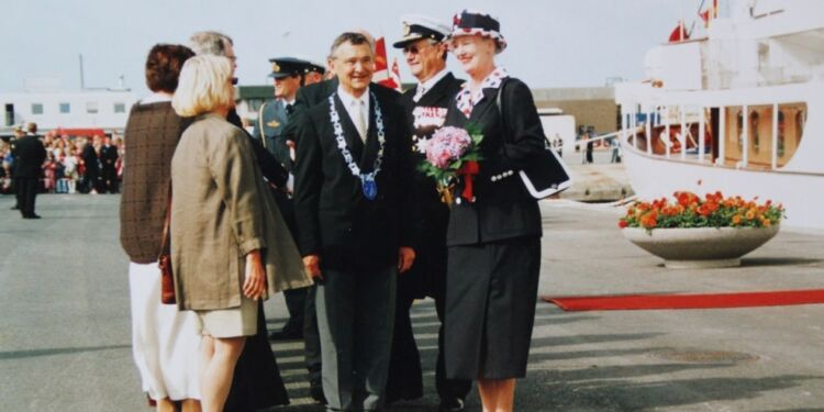 Byfest i Hirtshals anno 2002 med Royalt besøg af HM Dronning Margrethe II og Prins Henrik, som her modtages af kommunaldirektør Ida Balling og borgmester Knud Størup. Foto: Arkiv.dk.