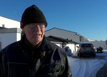 Erik Reiffenstein i gang med uddeling af aviser på Nejst i Hirtshals. Foto: TV2 Nord.