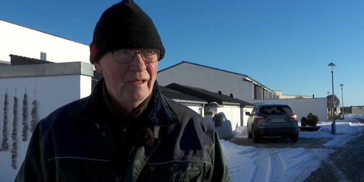 Erik Reiffenstein i gang med uddeling af aviser på Nejst i Hirtshals. Foto: TV2 Nord.