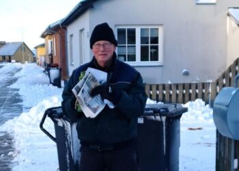 Erik Reiffenstein i gang med uddelingen af lokalavisen i Hirtshals. Foto: Marianne Højlund.