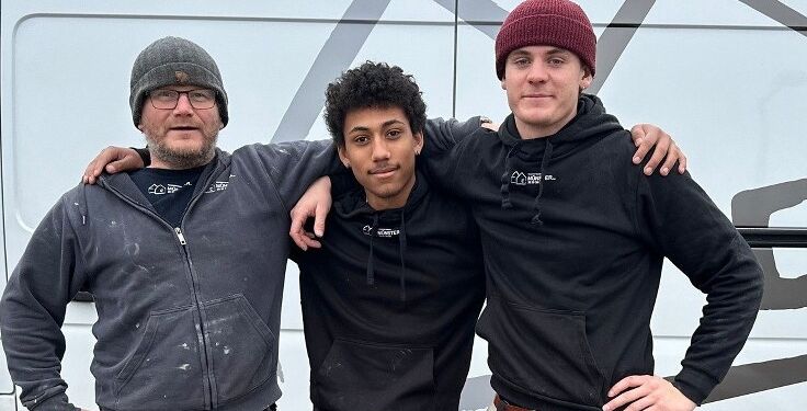 Noah i midten er praktikant hos Tømrerfirmaet Münster Aps.