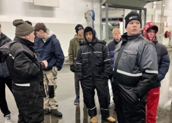 Undervisning i fiskeri hos Hirtshals Fiskeauktion. Foto: Nordsøen Fri Fagskole.