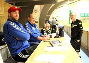 Kurt Christensen ses her i midten af billedet ved siden af Steffen Ledet styre slagets gang ved indefodbold i Hirtshals Idrætscenter. Foto: Arkiv.