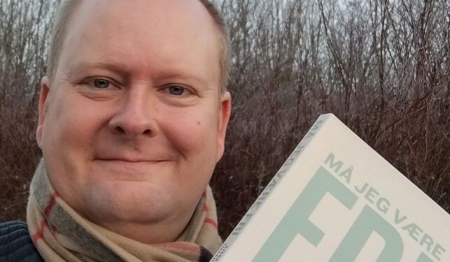 Her ses Christian Borrisholt Steen med et eksemplar af sin debatbog "Må jeg v ære fri". Foto: Privat.
