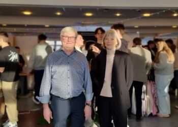 Underviserne Karen Heilesen og Steffen Widebæk Lund foran messeområdet i kantinen hos HHX Hjørring.