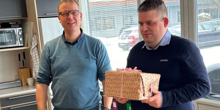 Jakob Johansen blev fredag både begavet og lyønsket for sine 15 år hos MONTES. Foto: Privat.