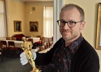 Her står Hans Wendelboe Bøcher med en af Hersholts Oscars (som til daglig står i Aalborg.