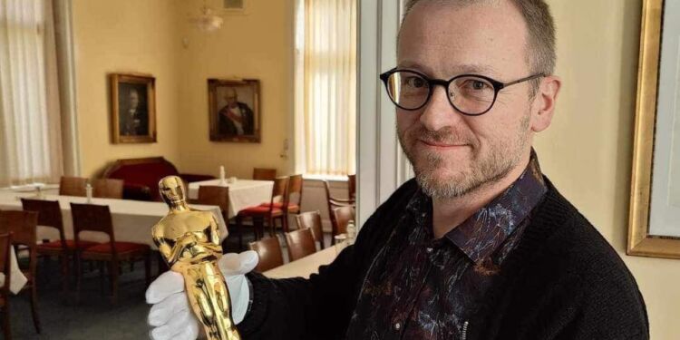 Her står Hans Wendelboe Bøcher med en af Hersholts Oscars (som til daglig står i Aalborg.