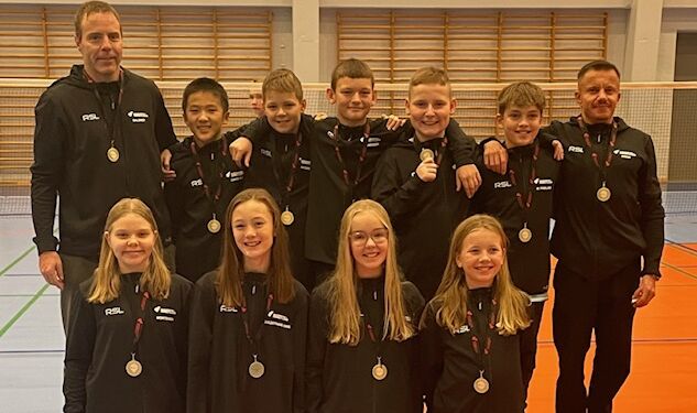 Det nordjyske hold under den traditionsrige Kredsmatch i Middelfart. Det illustrerer vores dedikation og styrke som hold. Foto: BMI Badminton.
