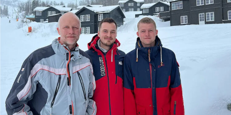 Hans Henrik, Kristoffer og Sofus var med til at gribe en fireårig pige, da hun faldt ud af skilift i Norge. Nu fortæller de om oplevelsen. Foto: Privat.