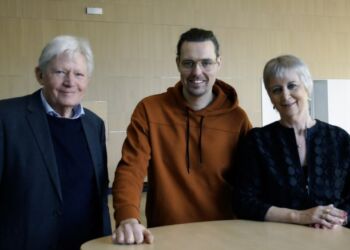 Foredraget var en gave fra Erhverv Hjørring. Her ses direktøren for Erhverv Hjørring Bo Geertsen sammen med Jakob Neua Nørgaard og rektor Elsebeth Austin.