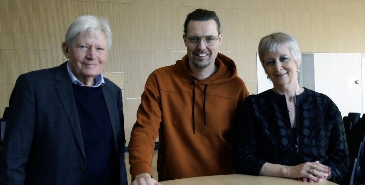 Foredraget var en gave fra Erhverv Hjørring. Her ses direktøren for Erhverv Hjørring Bo Geertsen sammen med Jakob Neua Nørgaard og rektor Elsebeth Austin.