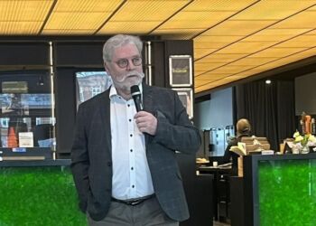 Fødselaren Ivan Lindgren Hansen fortalte indlevet Hos Uffe. Foto: Hjørring Handel.