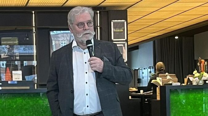 Fødselaren Ivan Lindgren Hansen fortalte indlevet Hos Uffe. Foto: Hjørring Handel.