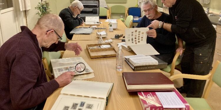 Nye frimærkesamlere er velkommen i Sindal Frimærkeklub, der mødes i Aktivhuset hver anden onsdag.