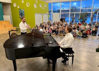 Krøyer & Winding underholdt mandag morgen på Bindslev Skole. Foto: Niels Skipper.