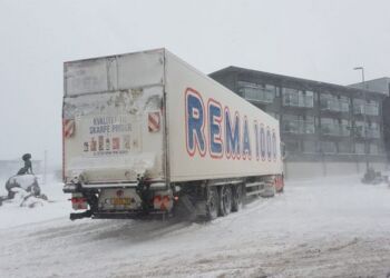 Udfordret chauffør har onsdag eftermiddag problemer med at komme op ad bakken ved Banegårdspladsen i Hirtshals. Foto: Presse-fotos.dk.