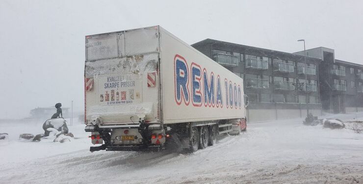 Udfordret chauffør har onsdag eftermiddag problemer med at komme op ad bakken ved Banegårdspladsen i Hirtshals. Foto: Presse-fotos.dk.