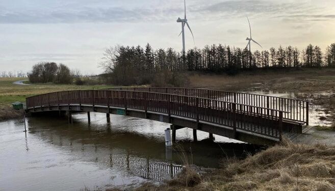 Vandet står højt i Liver Å. Broen rækker kun lige akkurat fra bred til bred. Foto: Jan Christensen.
