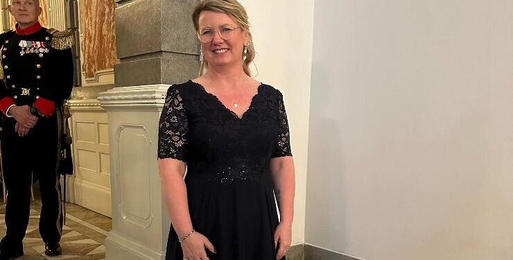 Lokale Mai-Britt Beith i smuk sort kjole ved nytårskur i København. Foto: Privat.