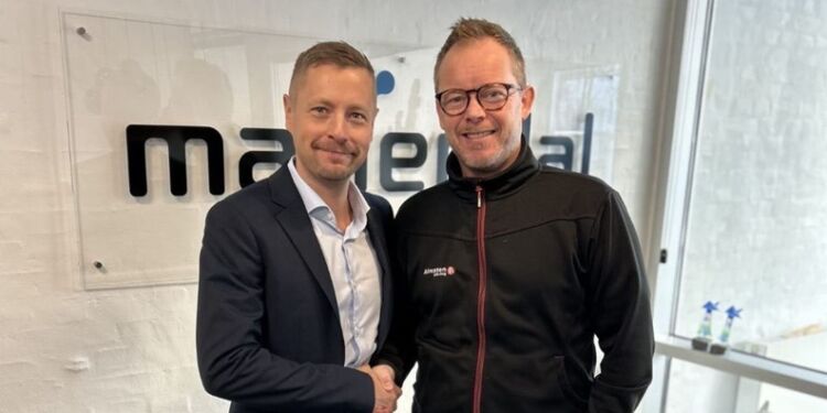 Håndslag på samarbejdet mellem direktør Johan Ungermann Poulsen fra Mariendal El-Teknik A/S og direktør Lars Chr. Almsten.