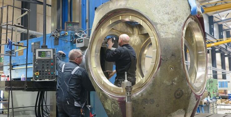 Finn Høgh og Nicki Mikkelsen i gang med en stor propellerhub hos MarineShaft. Foto: MarineShaft.