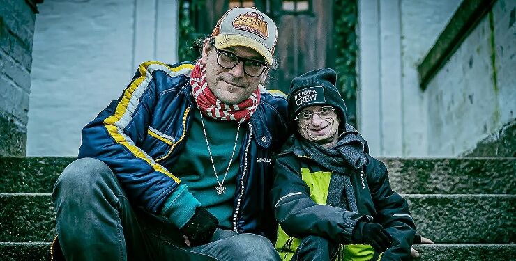 Mikkel Egelund og Jesper Sørensen besøger Vrejlev Kloster for at finde ud af, om der spøger.
Foto: Simon Hougaard/TV2 Nord.