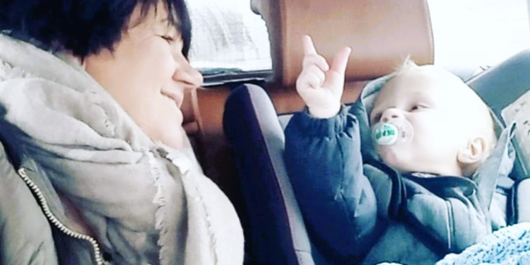 Lone Marie Nedergaard i godt selskab med barnebarn. Foto: Privat.