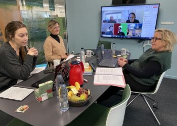 Programgruppen med Dorte og Katrine i spidsen har massevis af online møder med aktørerne. Og sammen med deres moderatorer får de den helt rigtige vinkel på plads i programpunkterne. Her er det arbejdet med Thunderdomes program, der bliver lagt fast sammen med moderator Tine Gøtzsche. Foto: Naturmødet.